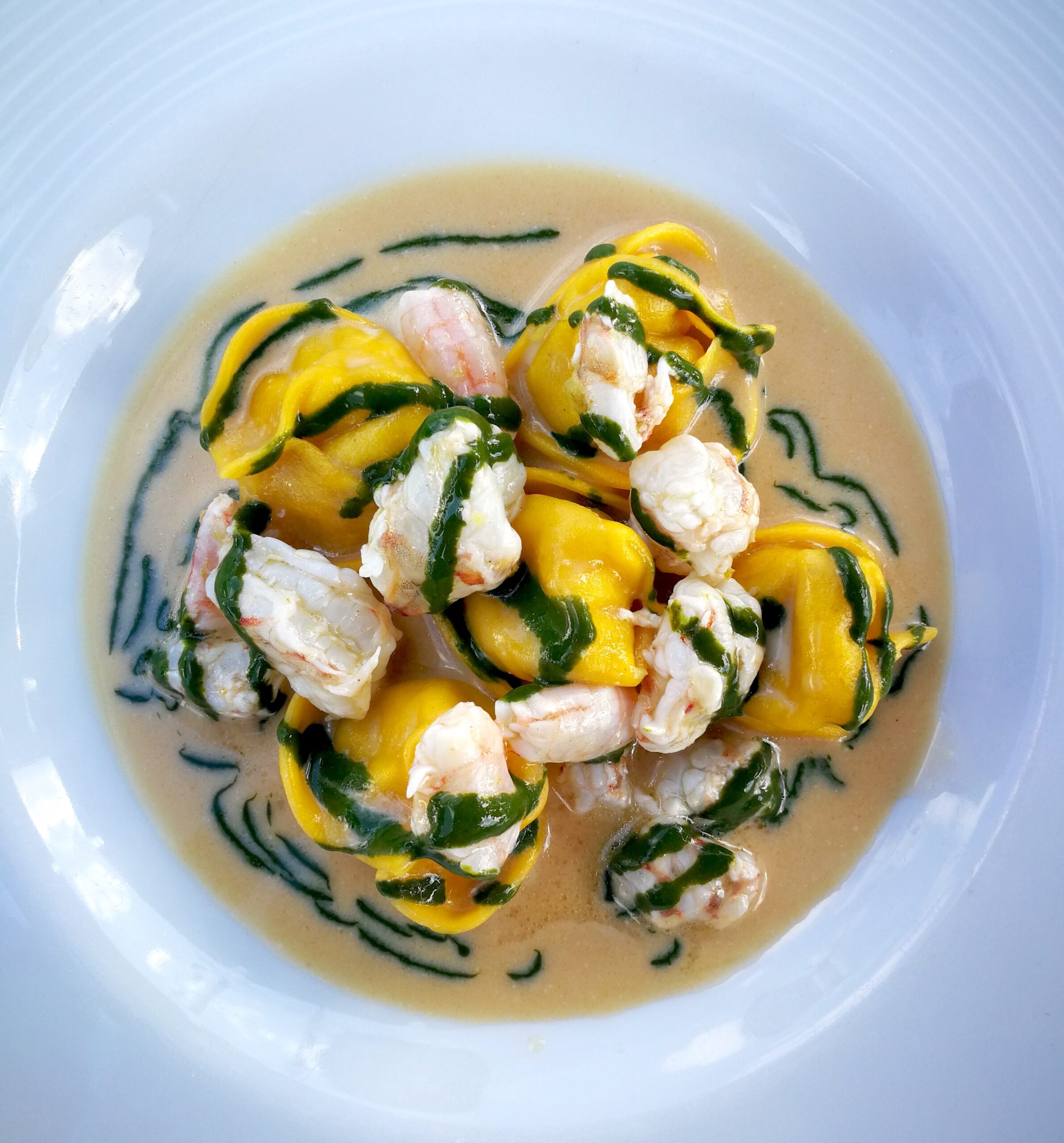 Cappelletti ripieni di erborinato, con gamberi, bisque e yuzu kosho